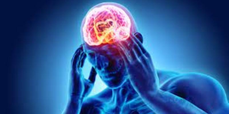 Ser humano con dolor de cabeza o migrañas La cabeza y los dolores que le afectan