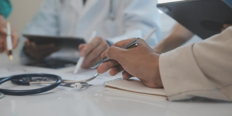Médico | Foto de 123rf/armmypicca Médicos en una reunión