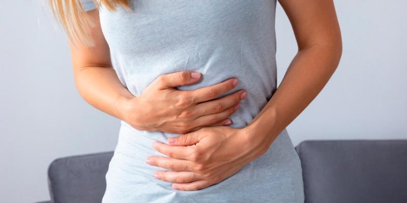 Digestiones pesadas / Pixabay Mujer agarrándose la tripa que le duele