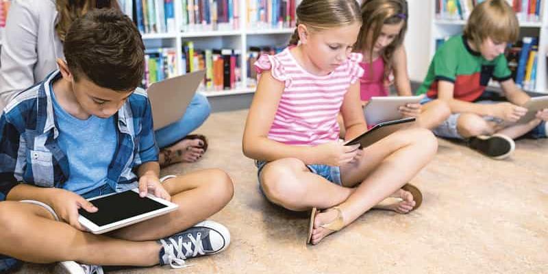 Imagen de varios niños en el colegio/Magisnet La digitalización dentro del ámbito escolar