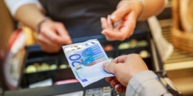 Dinero en efectivo por la independencia de las personas con discapacidad Persona pagando con dinero en efectivo