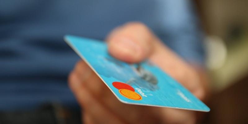 Dinero de los españoles / Pixabay Mano de una persona con una tarjeta de crédito