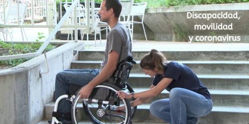En blanco y negro una personas en silla de ruedas y otra que le ayuda desde atrás / Fundación DKV Integralia 