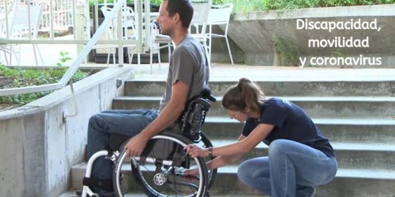 Ayudas personas con discapacidad En blanco y negro una personas en silla de ruedas y otra que le ayuda desde atrás / Fundación DKV Integralia