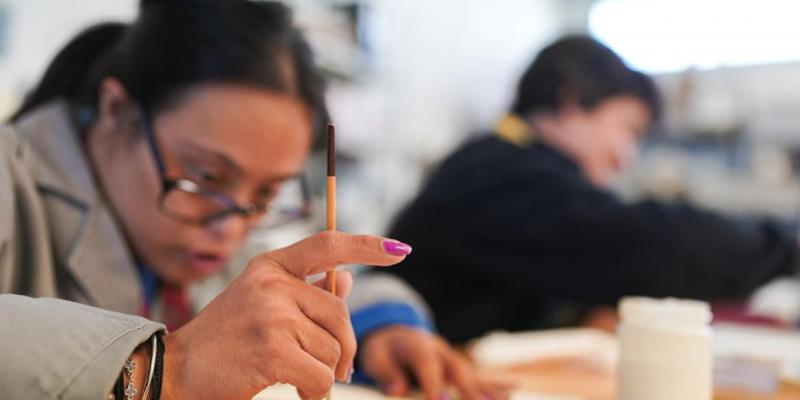 Una mujer con discapacidad realizando una actividad formativa | Foto de la Comunidad de Madrid