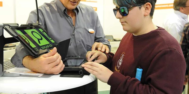 Imagen de un niño con tecnología accesible/Compromiso Atresmedia Las personas con discapacidad no cuentan con tecnología accesible
