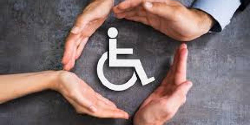 símbolo Internacional de Accesibilidad Manos rodeando el símbolo Internacional de Accesibilidad