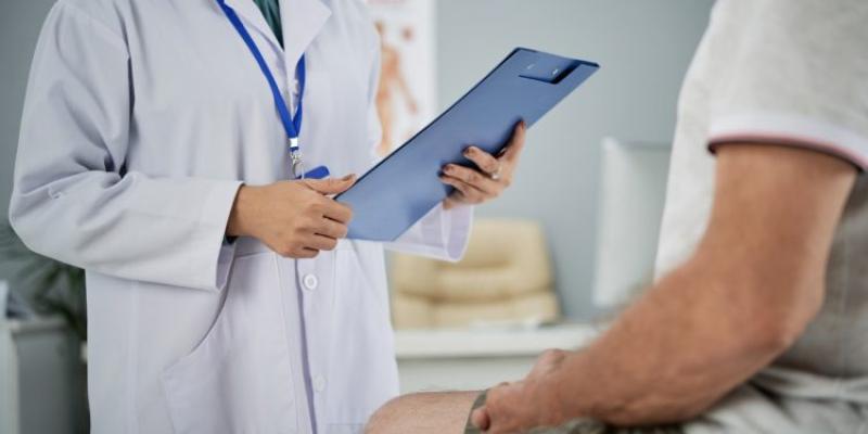 Imagen de un médico con un paciente/La Grada Confirmadas 11 nuevas discapacidades de cara a la jubilación anticipada