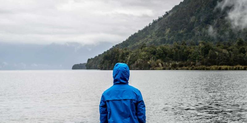 Imagen de una persona mirando al infinito/Fundación AFIM Las discapacidades invisibles necesitan concienciación