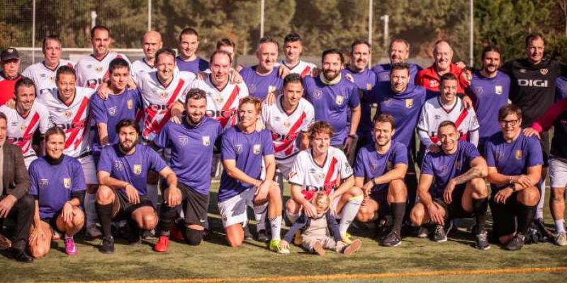 Partido por las personas con discapacidad | Foto de redes sociales Emilio Delgado Políticos y veteranos del Rayo Vallecano posan juntos en el partido