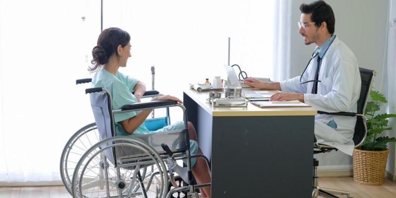 na mujer con discapacidad en la consulta médica | Foto de 123rfsubinpumson