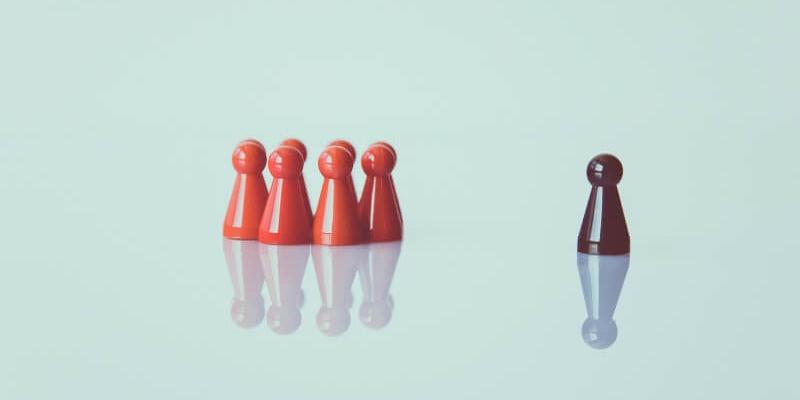 el origen étnico y racial y la condición de género en las principales causas para sufrir discriminación. Siete de cada 10 jóvenes españoles dicen haber sido víctimas de discriminación.