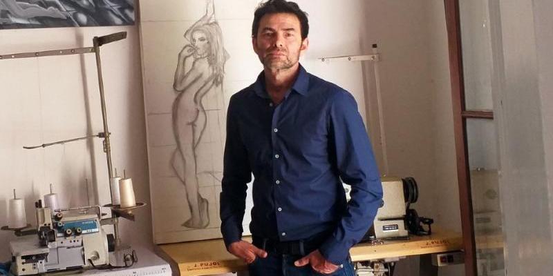 El diseñador que supo como reventarse sin haber empezado su proyecto. Foto de Studio Rodas En la imagen, El diseñador Luis Álvarez Rodas en su estudio de Barcelona.