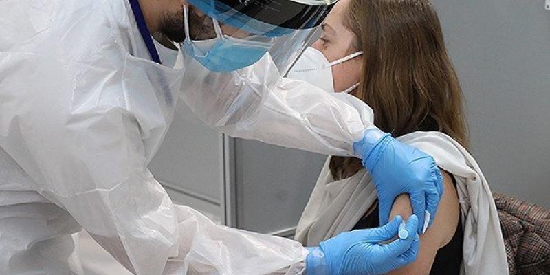Imagen de un sanitario inyectando una vacuna contra la Covid-19/Redacción Médica Los contagios por Covid-19 disminuye y la vacunación continúa