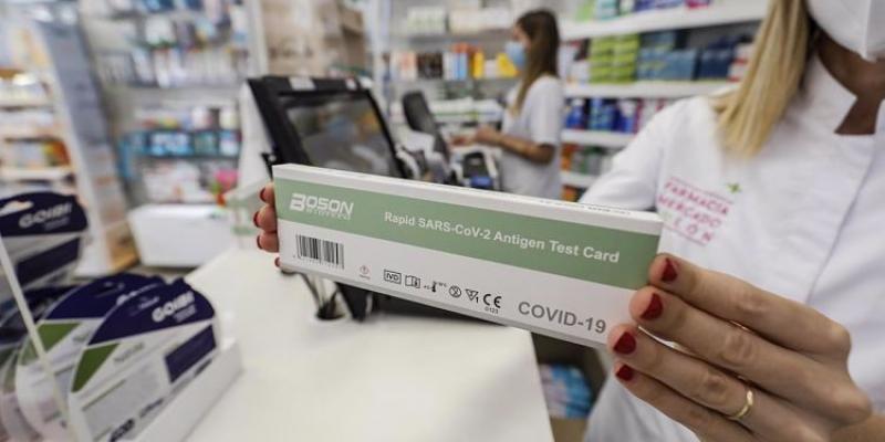 Imagen de una farmacéutica con un test de antígenos/Infosalus La venta de test de antígenos disminuye por cuarta semana consecutiva