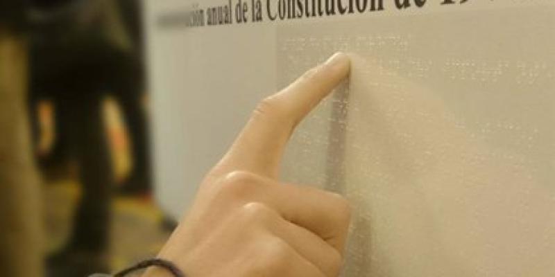 Constitución Española / Europa Press Persona leyendo la Constitución