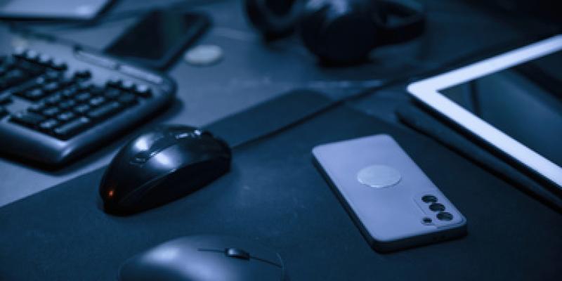 Imagen de dispositivos electrónicos/Envatoelements Normativa de ciberseguridad en dispositivos