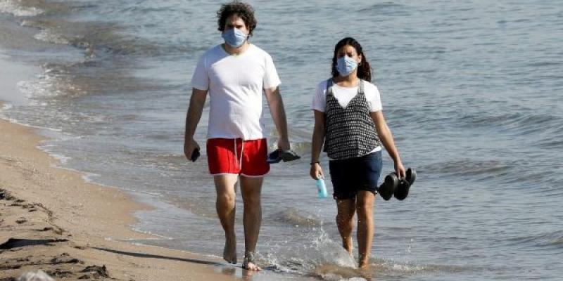 distancia de seguridad: paseos con mascarilla en las playas