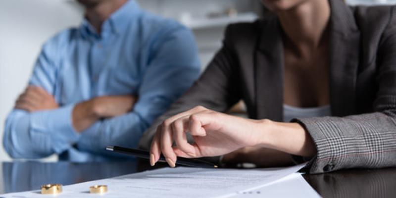 Imagen de una pareja en pleno divorcio/envatoelements Divorciarse y sus precios