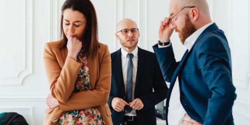 Dos personas tramitando el divorcio