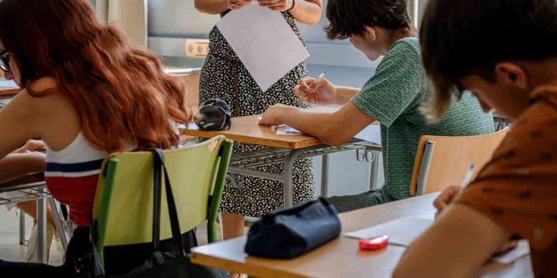 Imagen de un profesor y alumnos/RTVE.es Muchos docentes recurren a ayudas para su salud mental