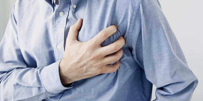 Imagen de una persona con dolor de pecho/Clínica Internacional Señales de tu dolor de corazón