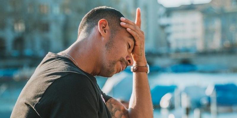 Dolor crónico, cómo aliviarlo Hombre con dolor de cabeza / Pixabay