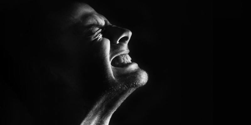 Imagen de un hombre quejándose de dolor/History ¿Cuáles son los peores dolores del mundo?