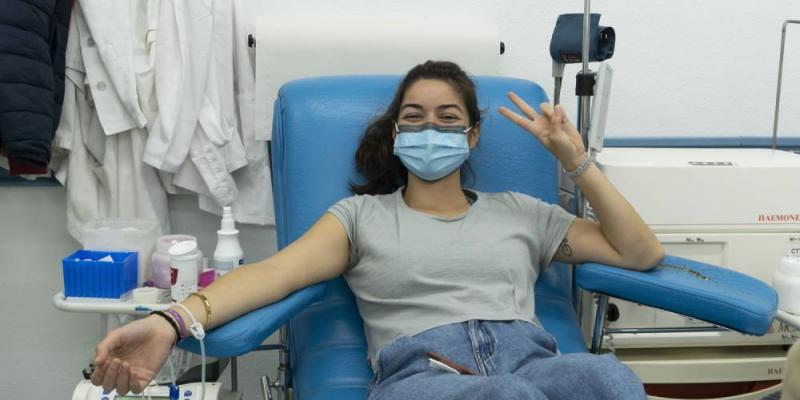 Chica donando sangre en la campaña Dona en verde