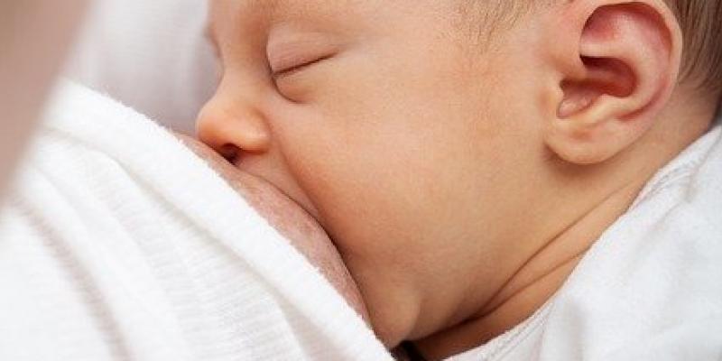 La leche materna ofrece múltiples beneficios a los bebés Bebé amamantando/ Pixabay