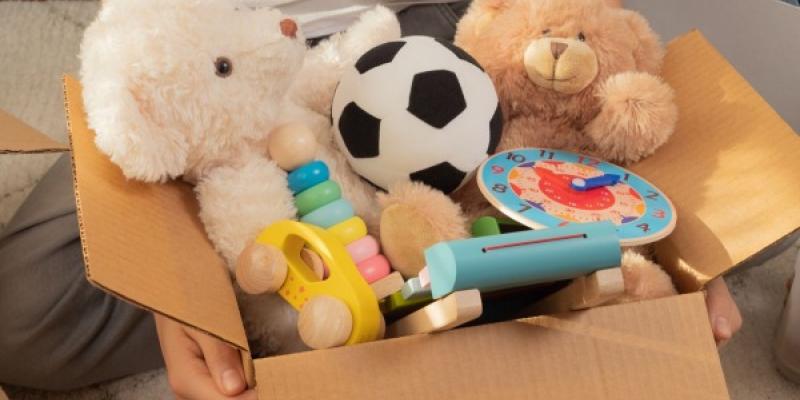 Juguetes en una caja Donación de juguetes