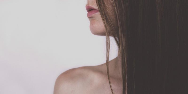 Dónde comprar la mejor plancha del pelo Chica con el pelo liso