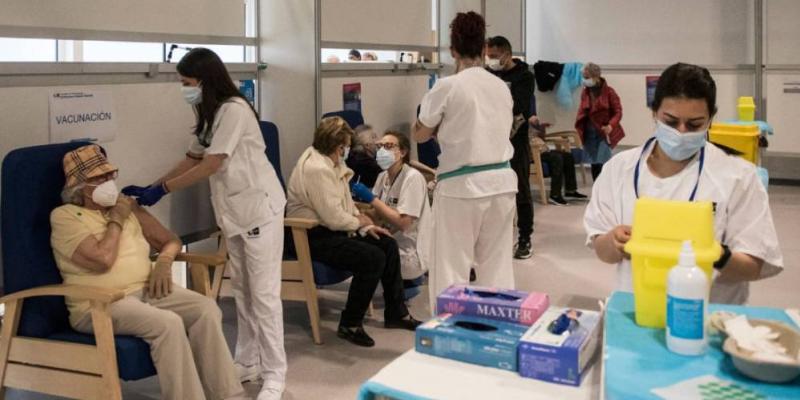 Vacunación masiva en el Hospital Zendal de Madrid 