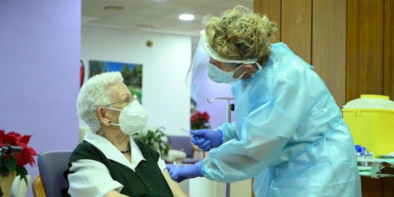 Mujer mayor vacunándose contra el Covid / Servimedia