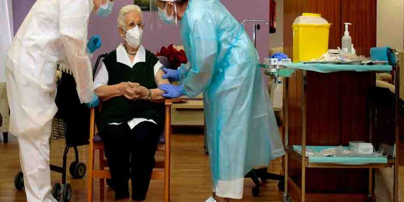Dosis / El País La segunda dosis de la vacuna se repartirá durante la tercera ola