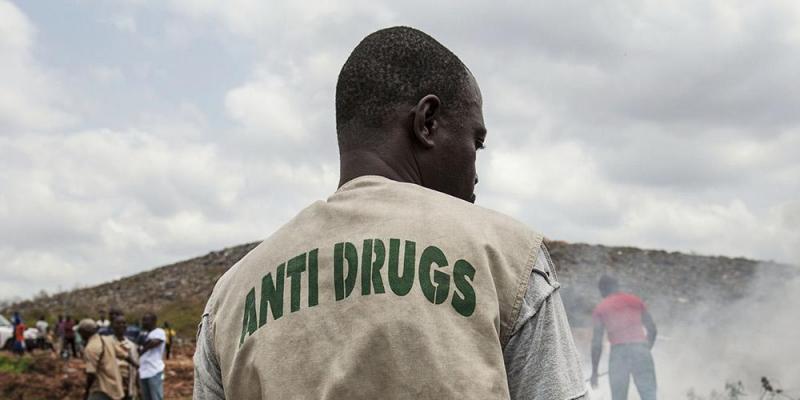 FOTO:Foto ONU/Staton Winter Un miembro del personal del Escuadrón Antidrogas de la Policía Nacional de Liberia revisa el vertedero municipal en las afueras de Monrovia, Liberia, donde están quemando casi 400 kg de marihuana y otras drogas que fueron confiscadas entre 2011 y 2012.