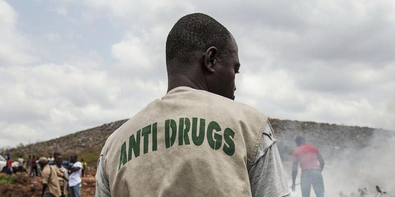 Un miembro del personal del Escuadrón Antidrogas de la Policía Nacional de Liberia revisa el vertedero municipal en las afueras de Monrovia, Liberia, donde están quemando casi 400 kg de marihuana y otras drogas que fueron confiscadas entre 2011 y 2012.