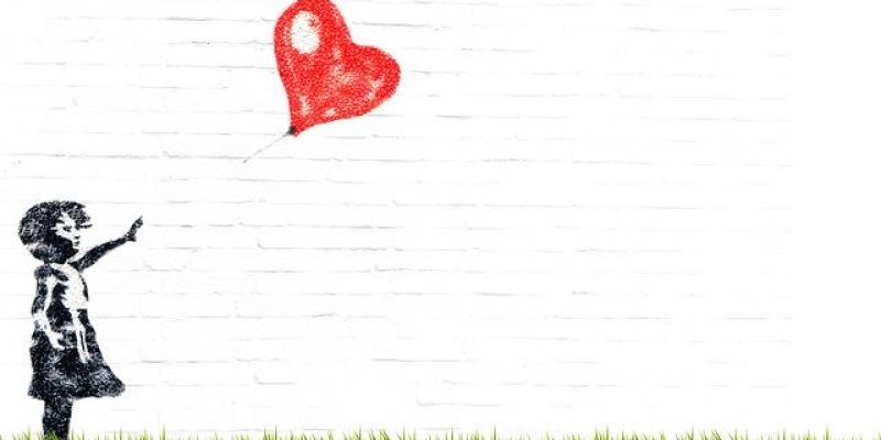 El duelo en la infancia, cómo afrontarlo y más en tiempos de pandemia Mural en la pared que muestra a una niña que pierde un globo con forma de corazón