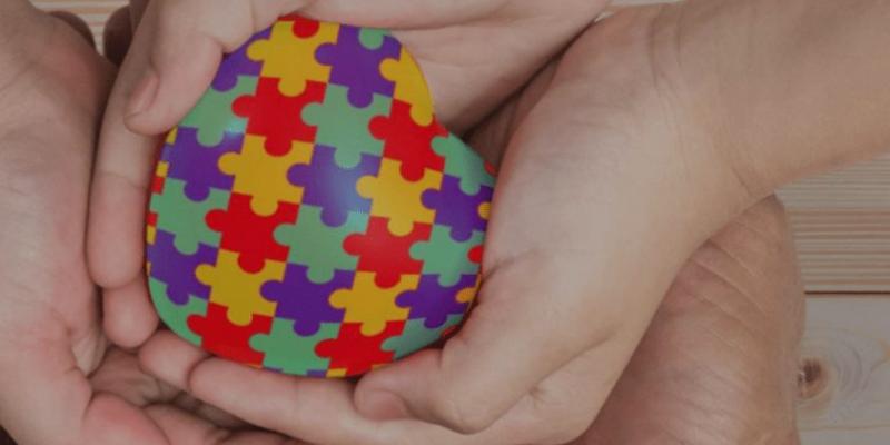 Easier y Petra frente a la discapacidad intelectual Manos con un corazón simbolizando la discapacidad intelectual