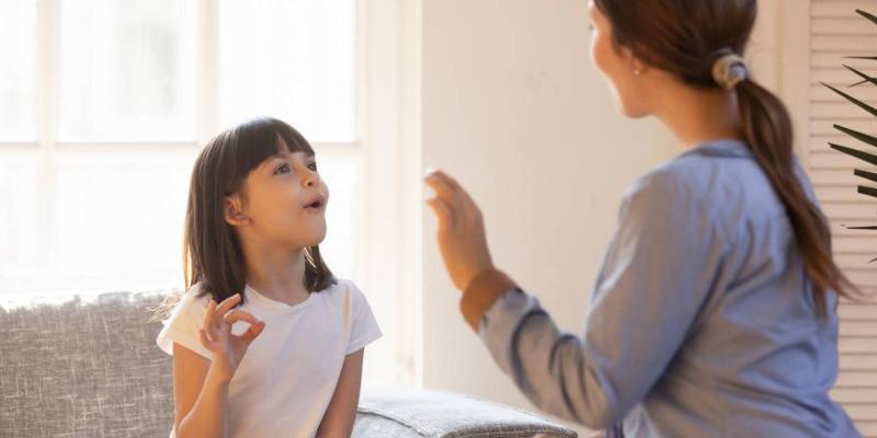 Imagen de una niña junto a su logopeda/Psicología-Online Qué es la ecocalia