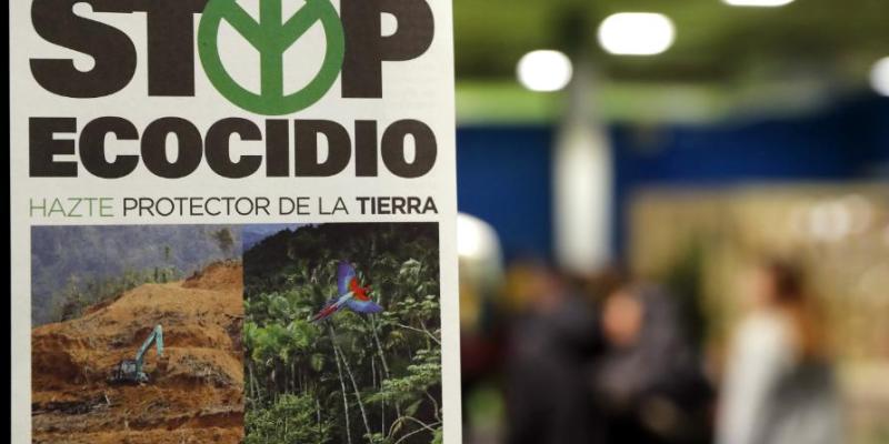 Cartel para frenar el ecocidio - EFE/Chema Moya Cambiar la ley para acabar con el ecocidio