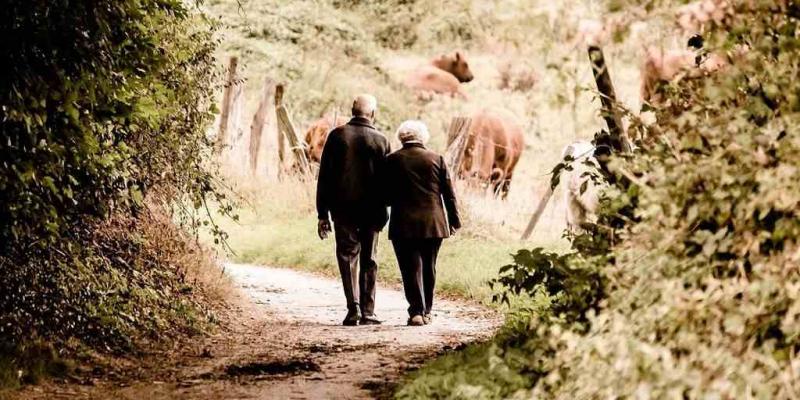 Dos personas mayores paseando / EUROPA PRESS