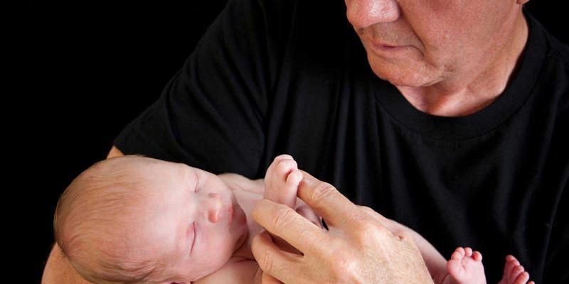 Imagen de un padre con su hijo/RTVE La edad del padre no influye en el embarazo