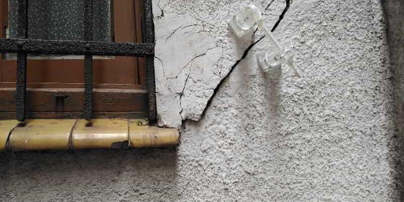 Imagen de una grieta en un edificio/Ingenieros Asesores Las señales de los edificios antes del derrumbe