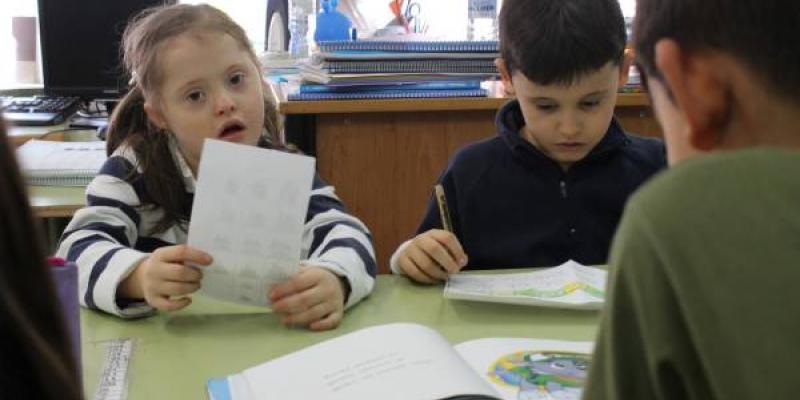 Pequeños con discapacidad en el aula 