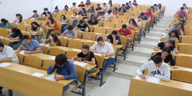 Profesores de la Universidad de Sevilla promueven un manifiesto en defensa de la educación pública presencial. Varios profesores de la Universidad de Sevilla han firmado y publicado un manifiesto en el que se reclama la defensa de la educación pública presencial.