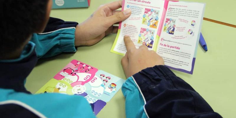 Imagen de un niño con material educativo/essity La importancia de educar en torno al medio ambiente