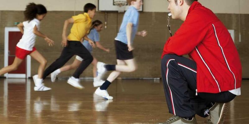 Imagen de un profesor de Educación Física con sus alumnos/EL UNIVERSO DEPORTIVO Los alumnos sobreponen el aspecto de los profesores de Educación Física