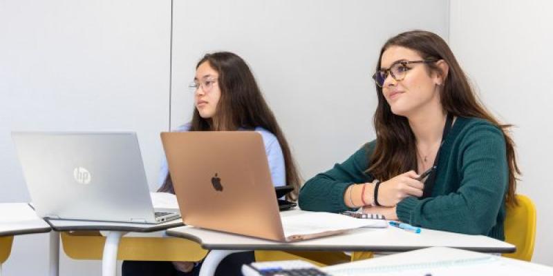 Los padres españoles: de los que más se implican en los estudios de sus hijos / NdP Agencias Dos chicas preparándose para los exámenes