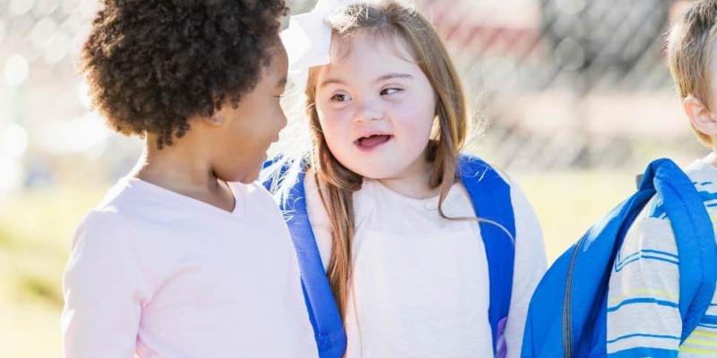Imagen de dos niñas/Creamos Inclusión Educación inclusiva